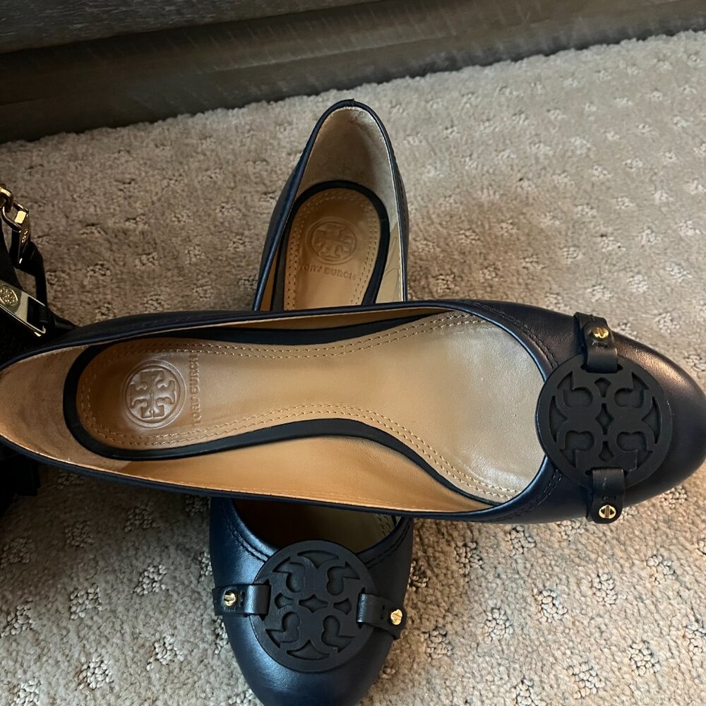 Tory Burch Navy Block Heel Shoes Sz 7 w/Tory Burch Hand Bag (Black)